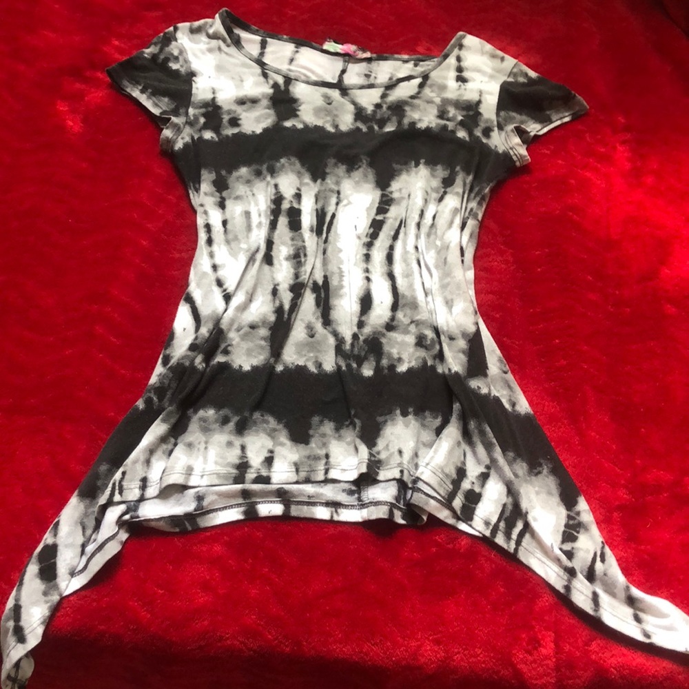 Medium high low shirt in black, grey and white